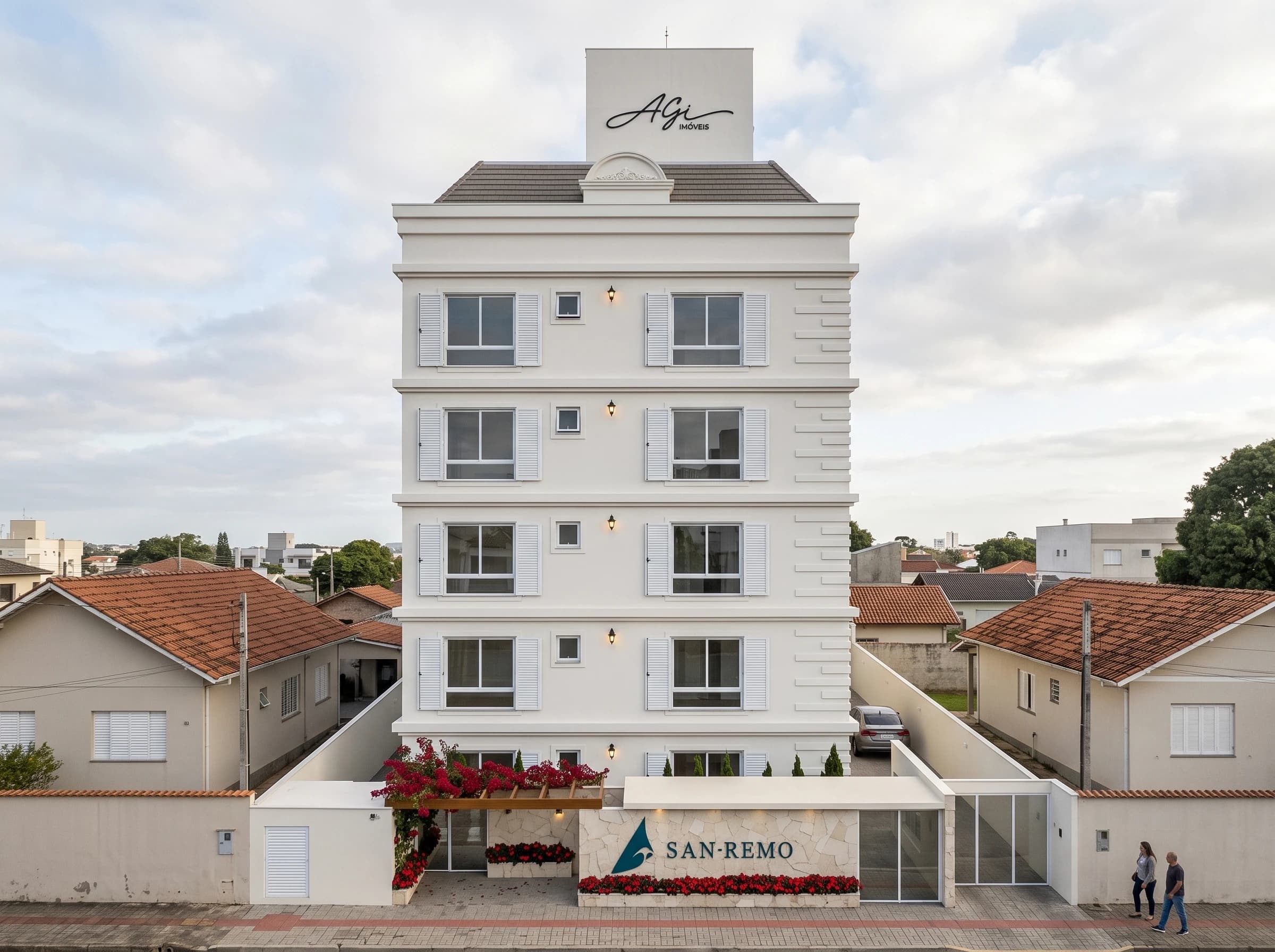 Fachada do San Remo de dia, com frontão, cornija, telhado aparente, venezianas e arandelas.